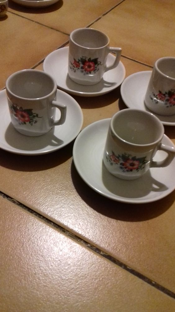 Lot de 4 tasses assorties et leur sous tasses
5 Sept�mes-les-Vallons (13)