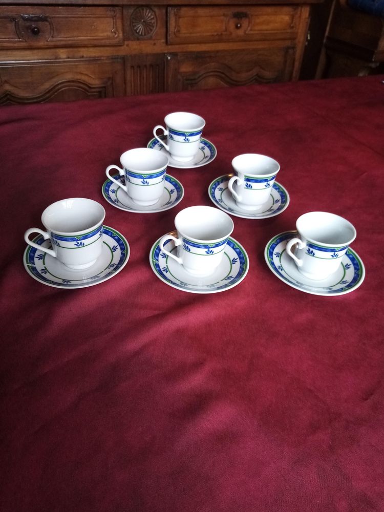 6 Tasses avec soucoupes dans sa bo�te 8 Avermes (03)