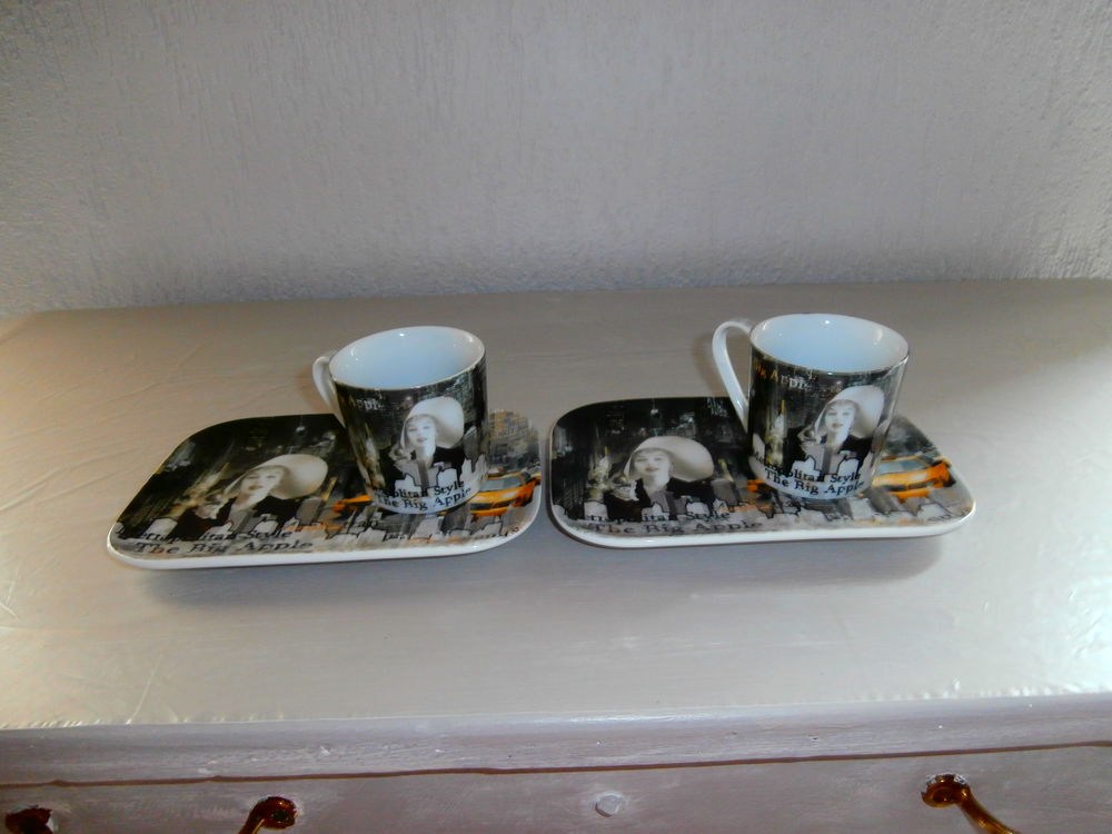 2 tasses � caf� avec soucoupes, neuves, jamais servi.
9 Paris 11 (75)