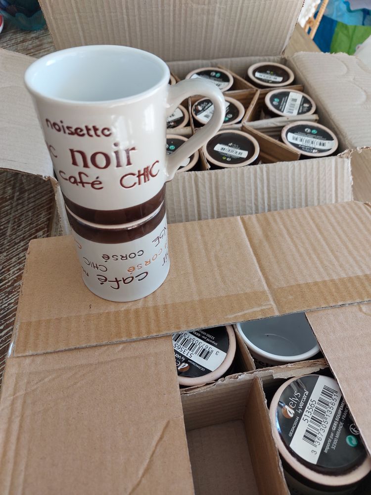 Lot 12 tasses � Caf�, �tat neuf, capacit� 13cl 15 P�rouges (01)