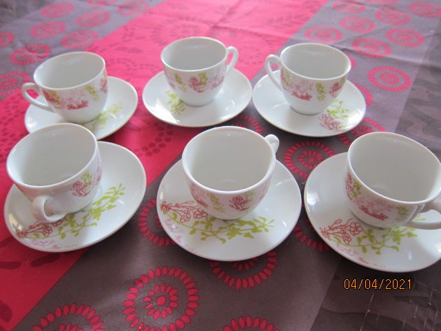 6 tasses à café porcelaine avec soucoupes, état neuf
8 Colombes (92)