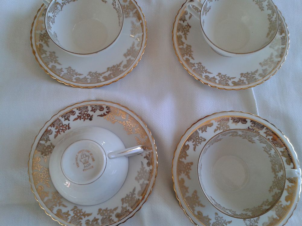 4 tasses � caf� en porcelaine blanche et dor�e anciennes 35 Dijon (21)