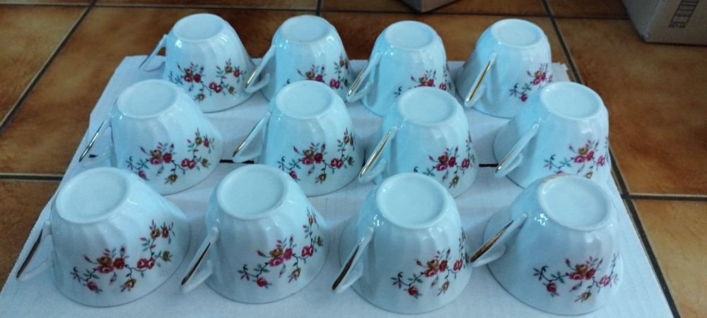 12 tasses en faience/ann�es 70/vintage 40 �cuisses (71)