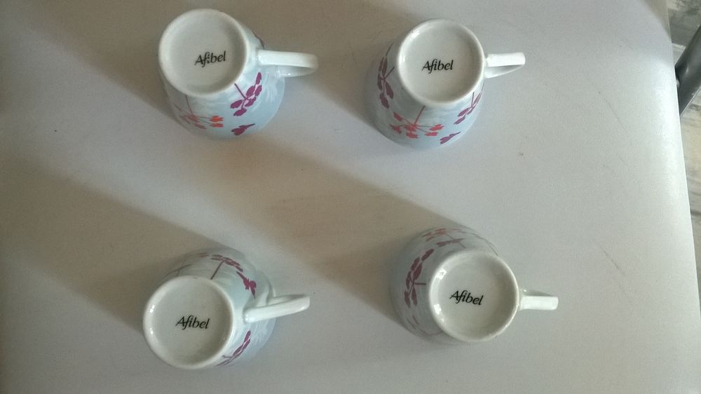 4  Tasses marque AFIBEL
NEUVE
6 cm de haut
6 cm de diam�tr 5 Talange (57)