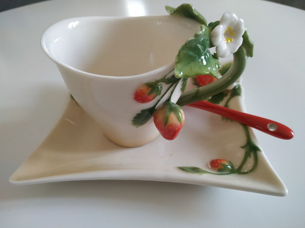 Tasses neuves avec soucoupes, D�co Fleurs 24 Denguin (64)