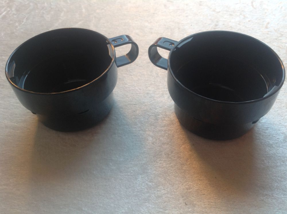 2 TASSES NOIR EN PLASTIQUE Envoi Possible
2 Tr�gunc (29)
