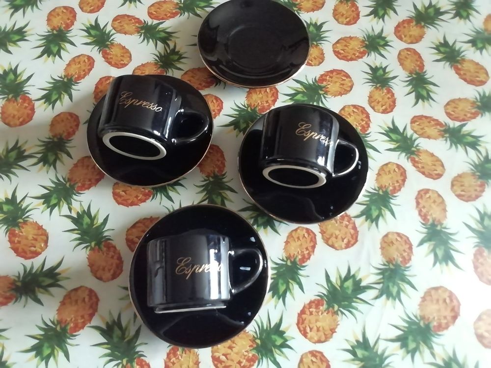 Tasses noires sign�es EXPRESSO avec liserai OR 15 Noyelles-l�s-Vermelles (62)