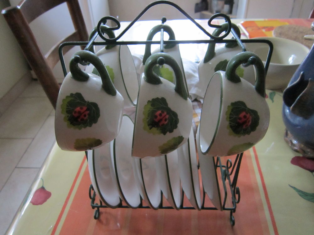 TASSES SUR SUSPENSOIR AVEC SOUCOUPES 20 Fougerolles (70)