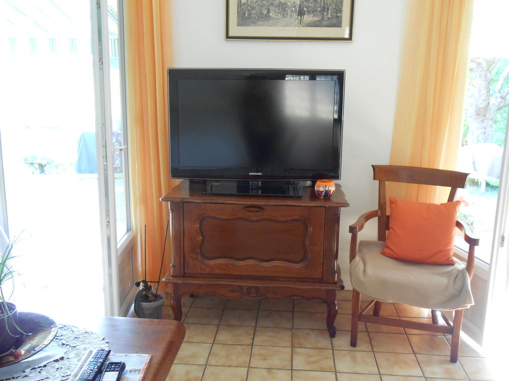 T�l� . 100 Montesquieu (47)