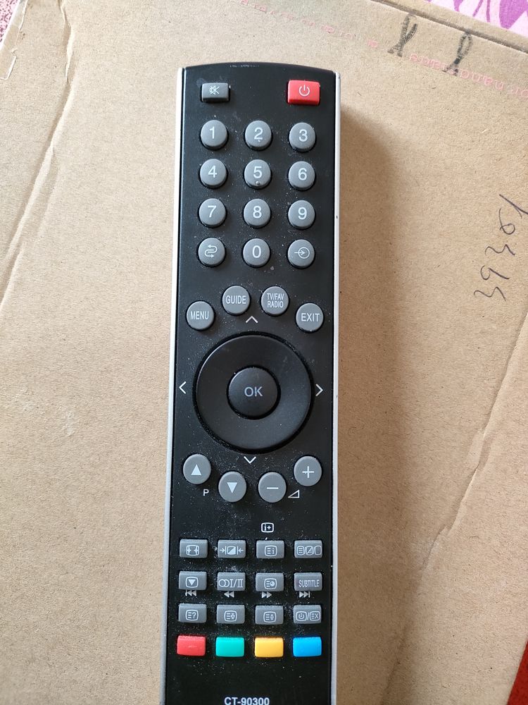 2 TELECOMMANDES TOSCHIBA 5 Charantonnay (38)