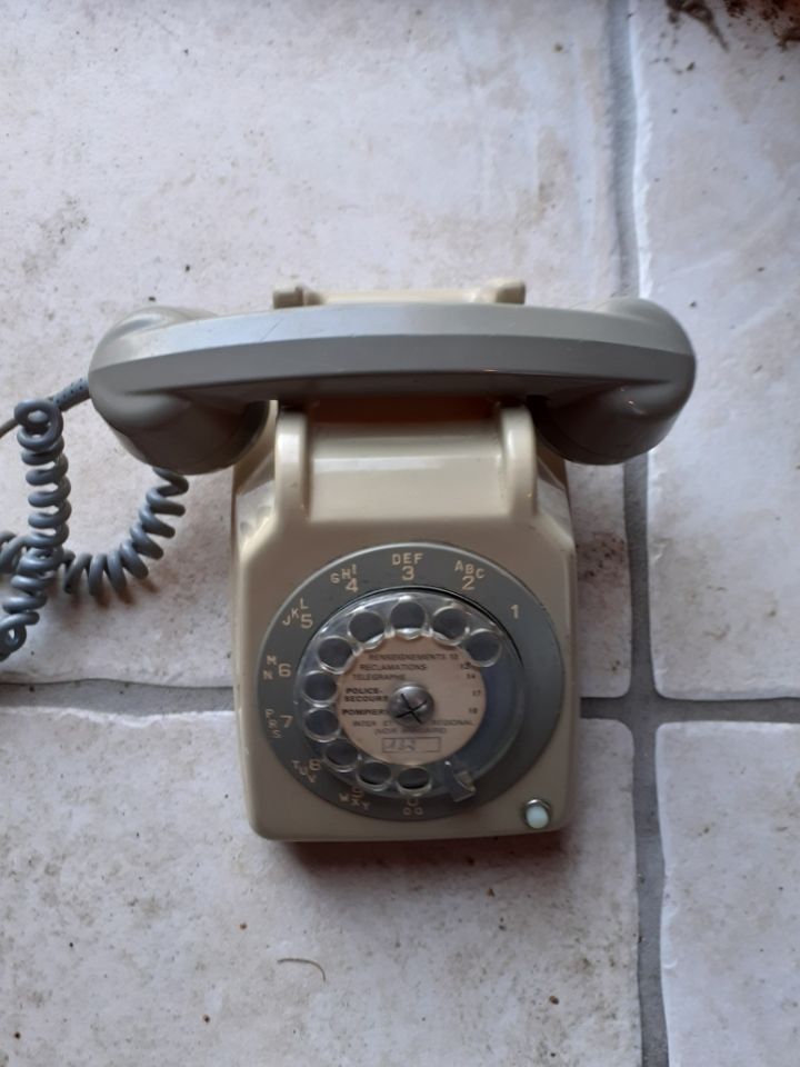 t�l�phone de collection S63 gris 15 Fontenay-Tr�signy (77)