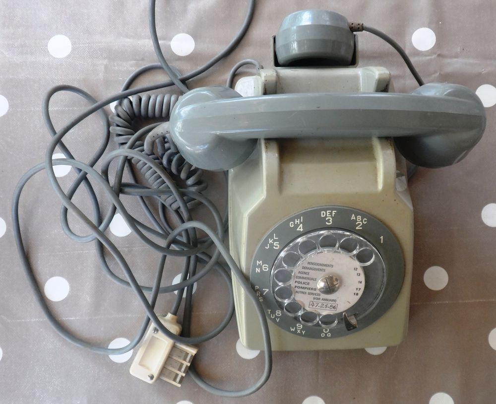 T�L�PHONE FILAIRE GRIS A CADRAN SOCOTEL S63 DES ANN�ES 1970 30 Castries (34)