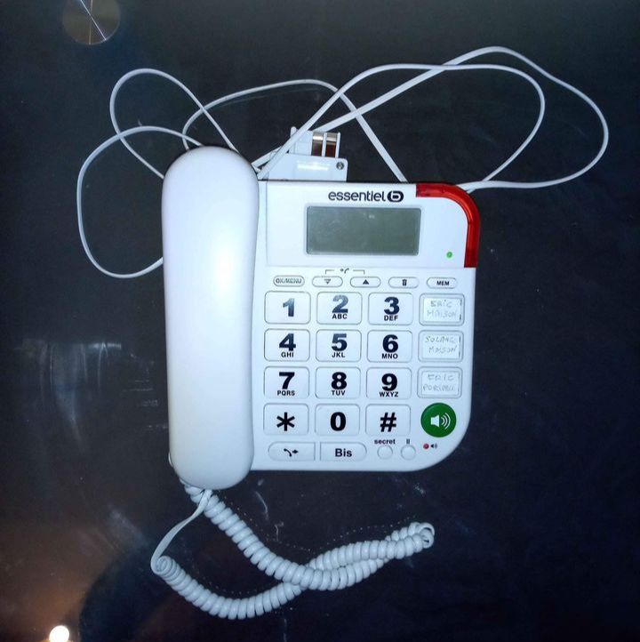 téléphone fixe avec grosses touches
très bon état
venir récupérer sur place 5 Aubagne (13)