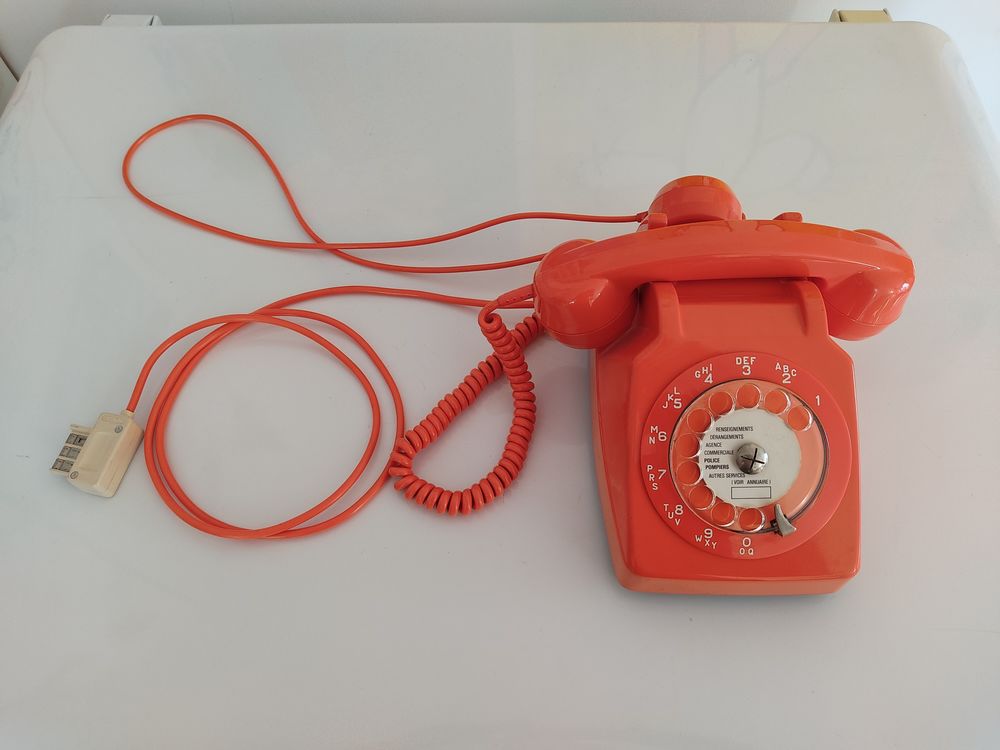 Téléphone TEMAT S63 orange 1983 100 Boisset-et-Gaujac (30)