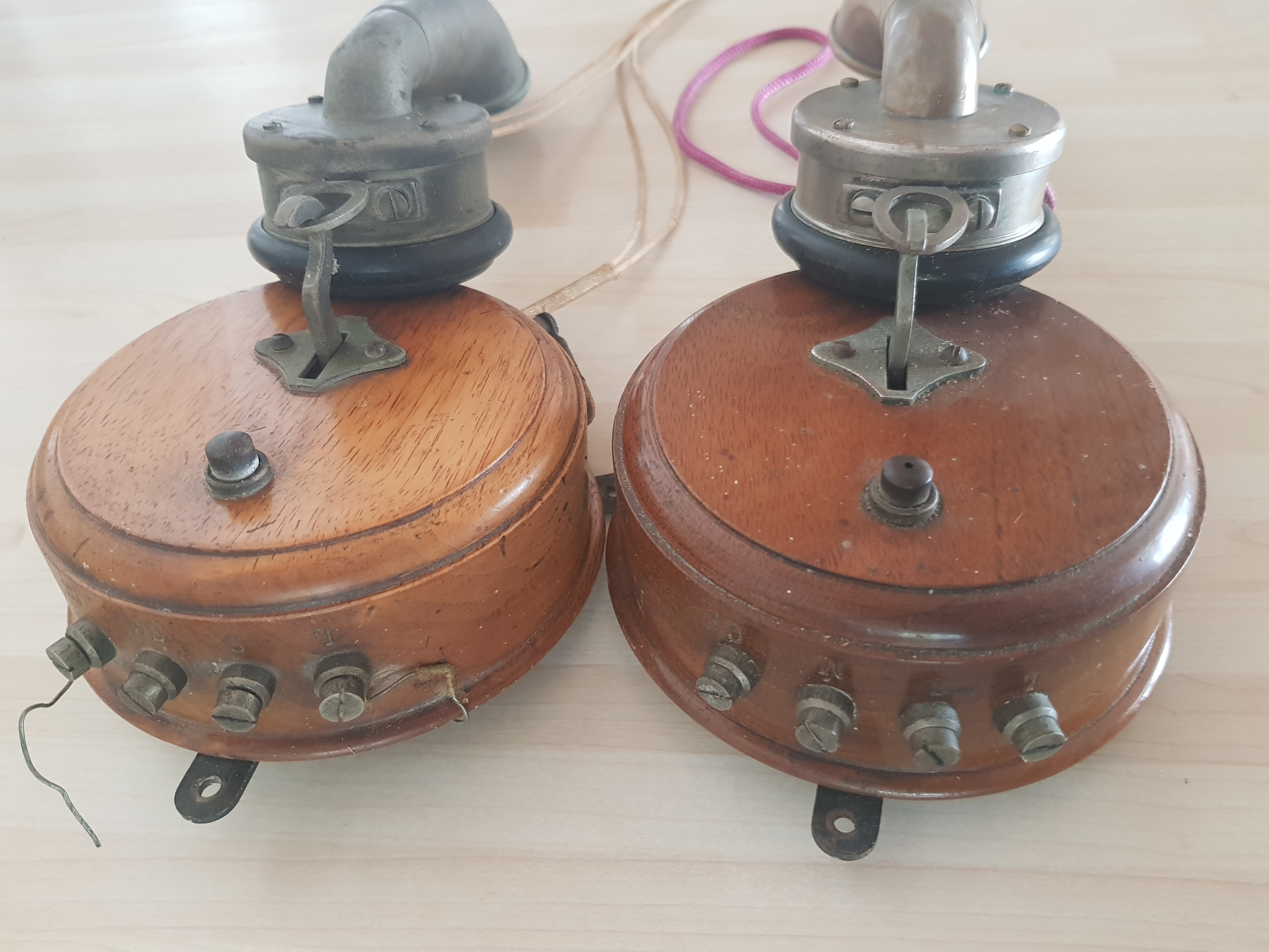 2 t�l�phones muraux 1900 50 Saubrigues (40)