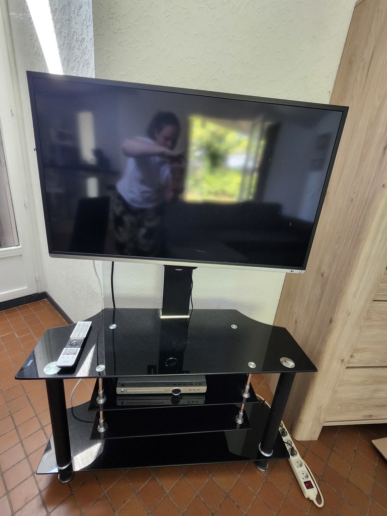 T�l�viseur �cran plat avec meuble TV en verre 100 Vivans (42)