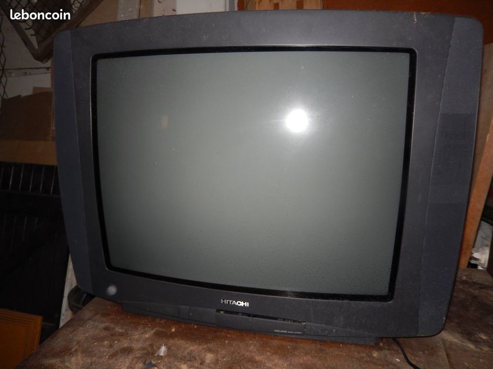 TELEVISEUR HITACHI 68 Cm NICAM DIGITAL ST�R�O 0 Fr�jus (83)