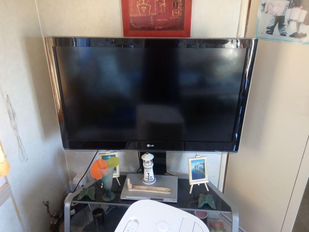T�l�viseur. Marque LG grand �cran+ meuble tr�s bon �tat 100 Bourret (82)