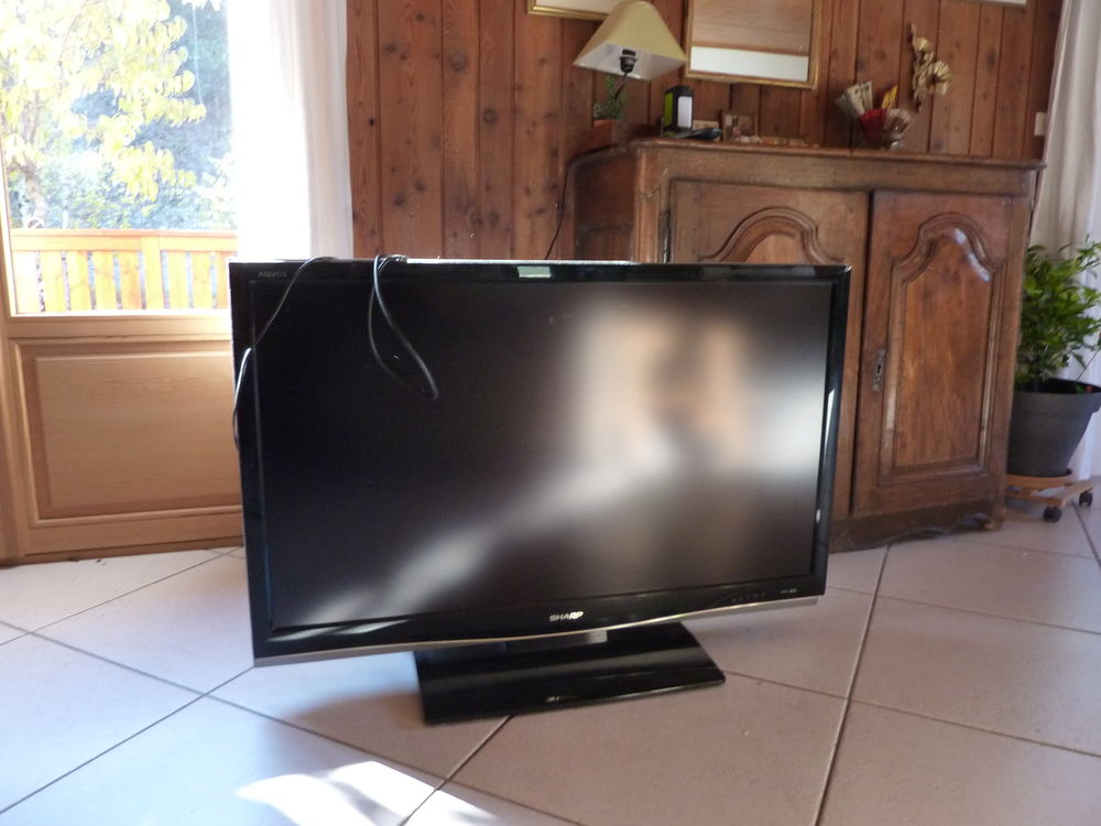 t�l�viseur SHARP    118 cm diagonale   tr�s  bon �tat      
120 Bramans (73)