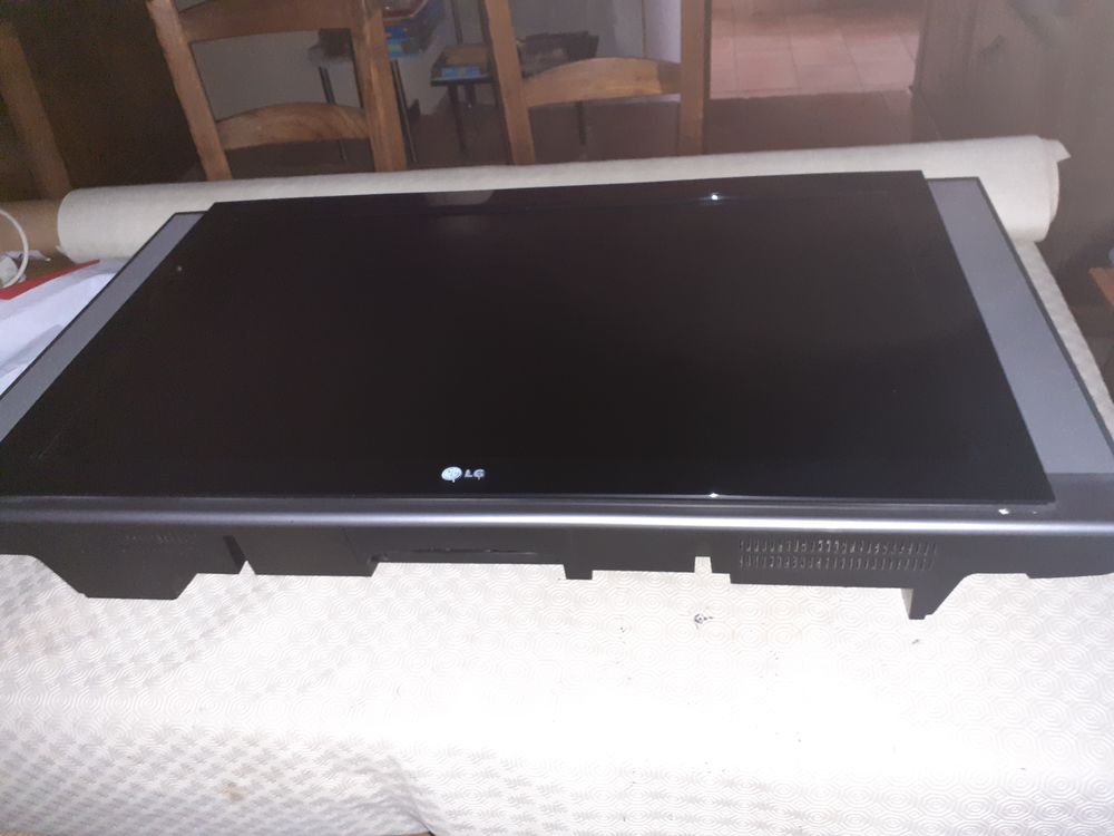 T�l�vision avec support mural 100 Carmaux (81)