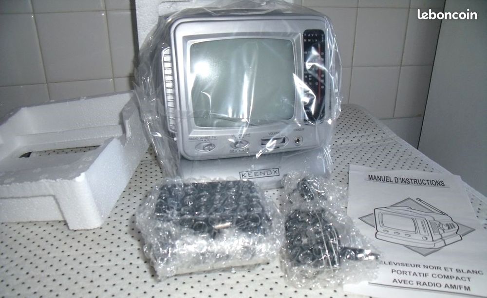 T�l�vision jamais servie vintage 25 Bill�re (64)