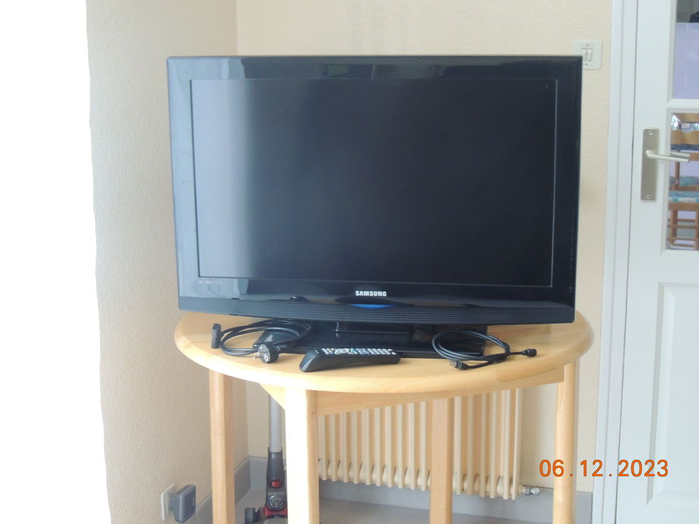 T�l�vision Samsung 80 cms + 1 support mural 90 Chantonnay (85)