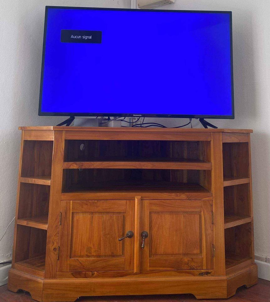 T�l�vision SKYWORTH + Meuble d'angle en teck. 400 Saint-Andr� (97)