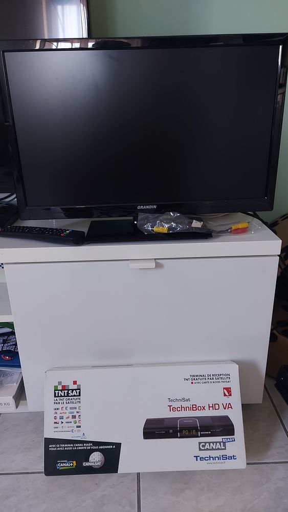 T�l�vision et son Terminal de r�ception TNT 60 Hy�res (83)