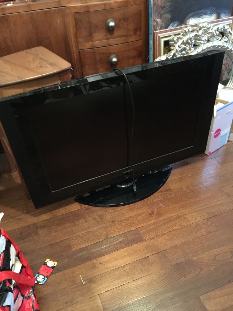 televison Samsung 110cm a r�parer ou pour pi�ces 40� 30 Fontainebleau (77)