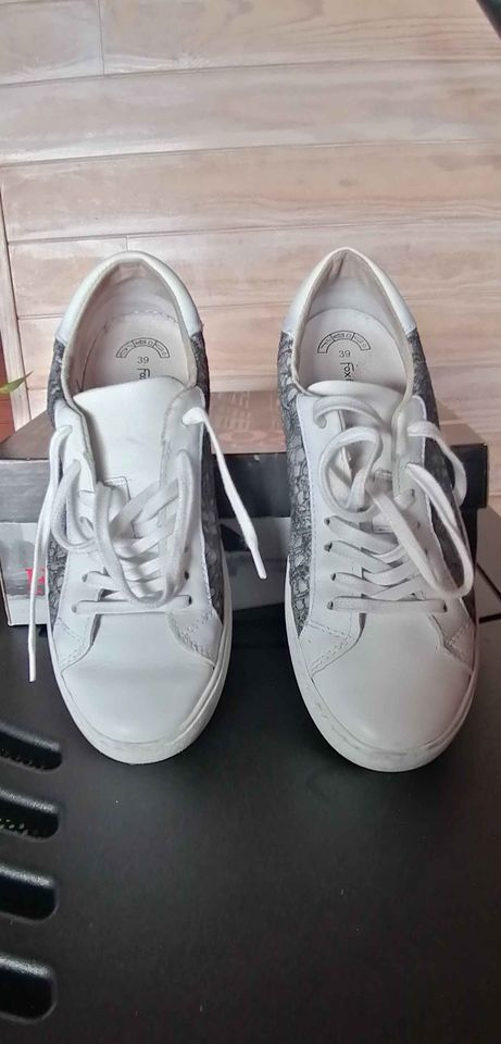 Achetez tennis blanches occasion, annonce vente à Saint-Savin (33)  WB168606145