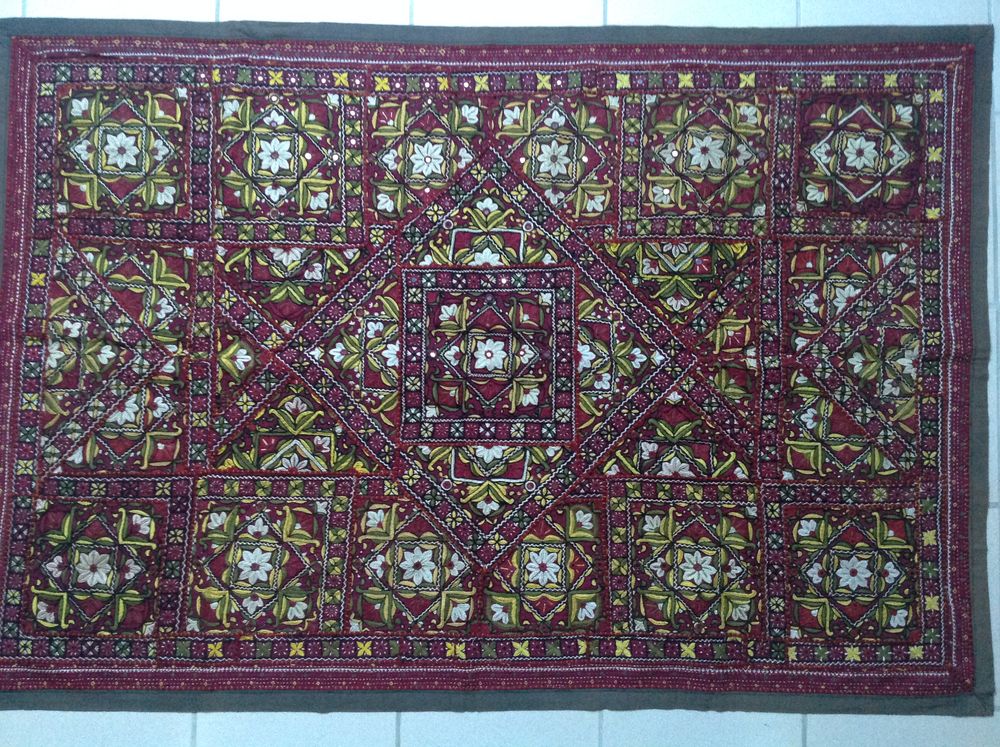 TENTURE ROUGE DU RAJASTHAN BROD�E et INCRUST�E
270 Tr�gunc (29)