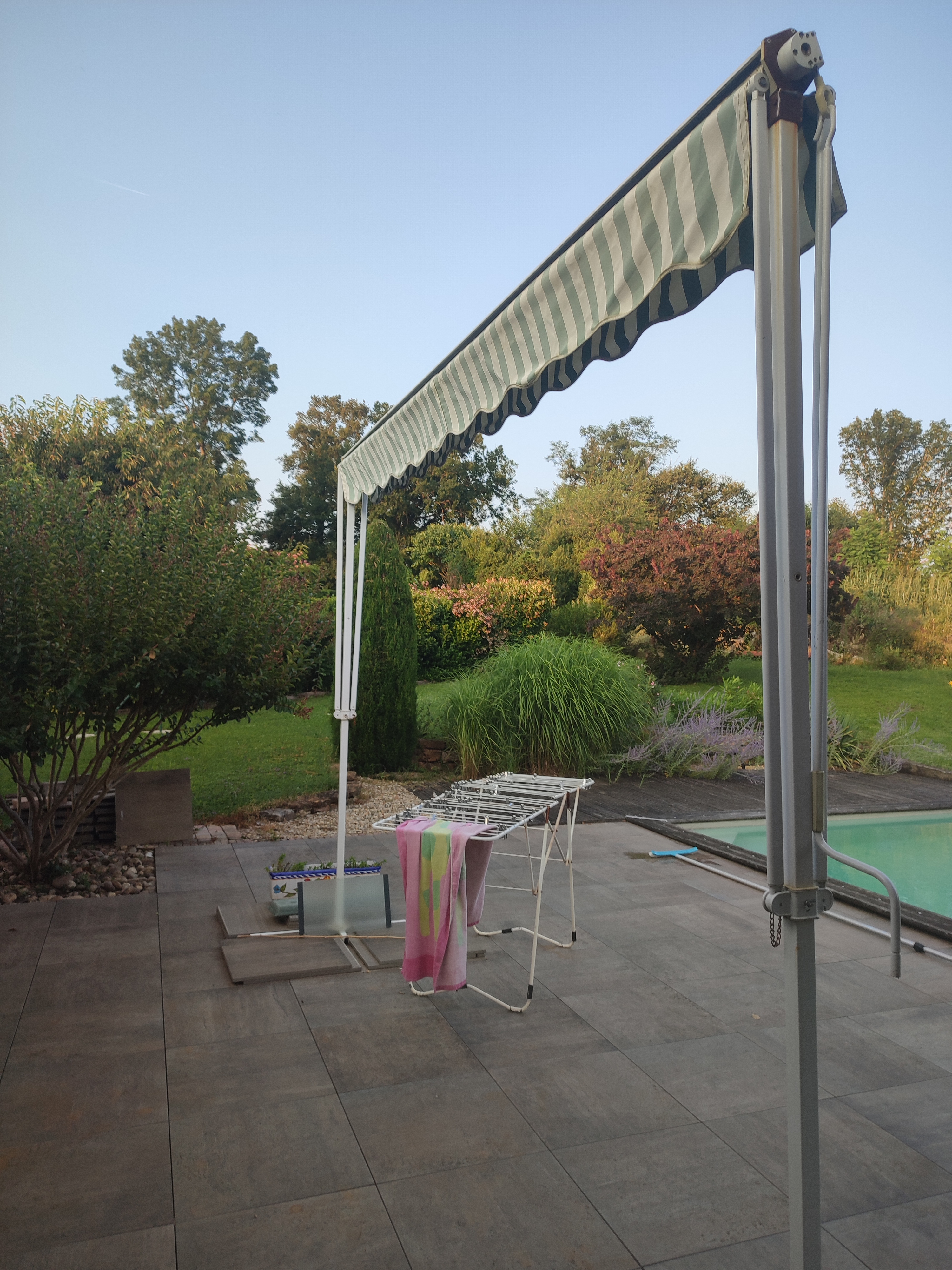 Tenture ni trou�e,ni accroch�e 99 Pont-d'Ain (01)