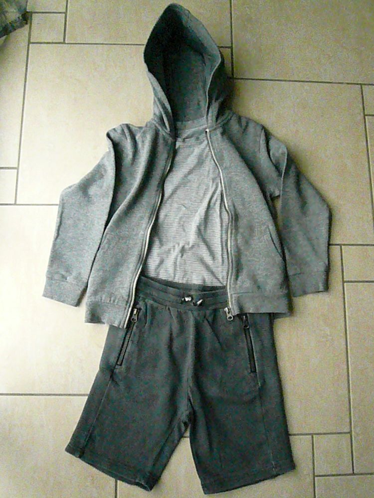 Tenue de sport 3 pi�ces 8 ans (n�5) 14 Franqueville-Saint-Pierre (76)