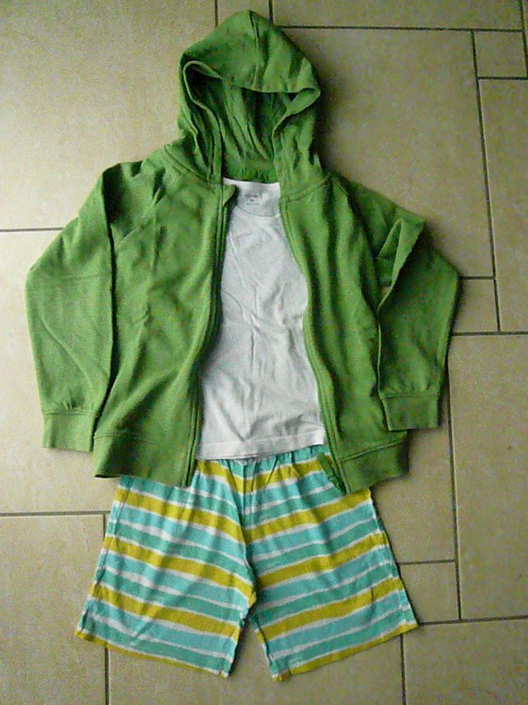 Tenue de sport 3 pi�ces 8 ans (n�12) 12 Franqueville-Saint-Pierre (76)