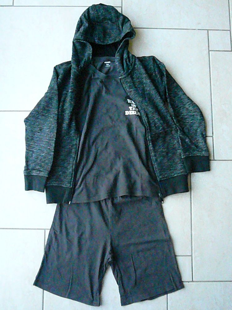 Tenue de sport 3 pi�ces 10 ans (n�17) 12 Franqueville-Saint-Pierre (76)