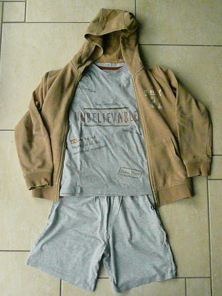 Tenue de sport 3 pi�ces 10 ans (n�27) 12 Franqueville-Saint-Pierre (76)