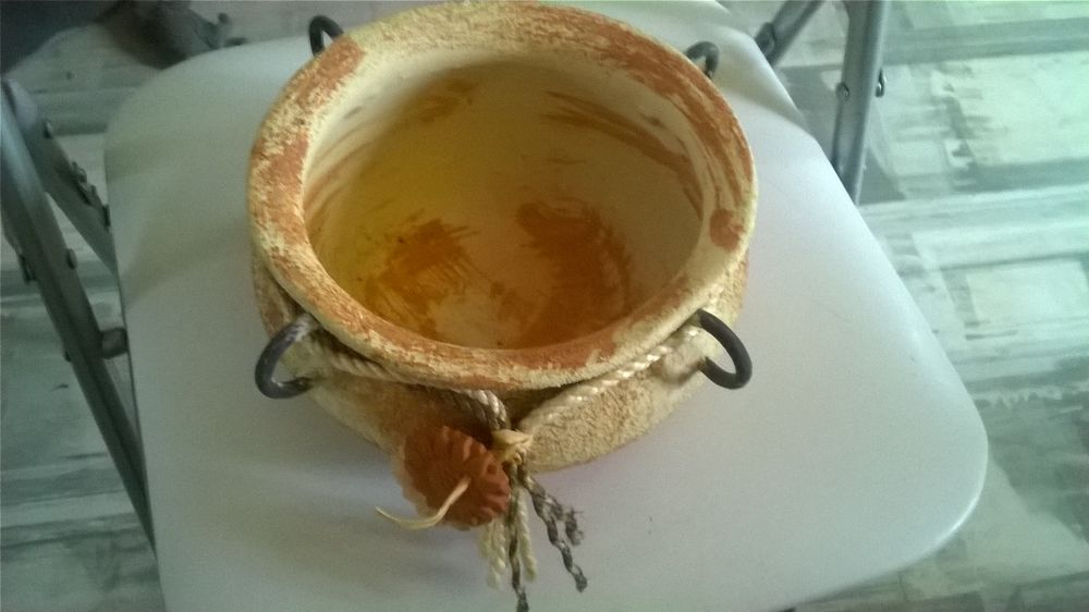 Pot en terre cuite
Avec 4 anses en m�tal
couleur pastel
7 Talange (57)