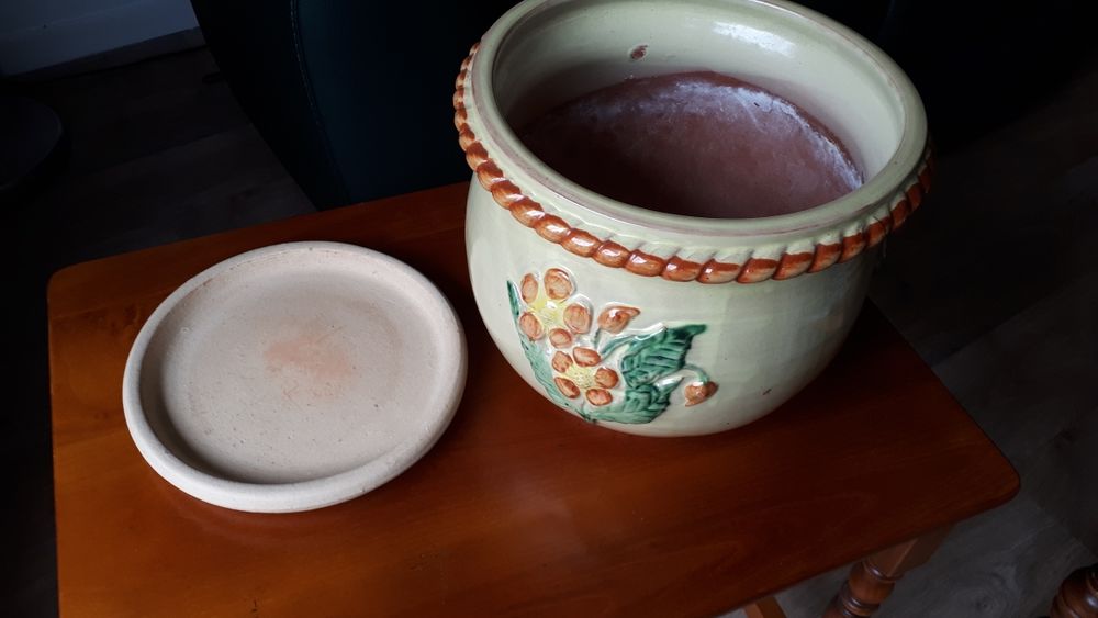 Pot en terre cuite decor relief 18 Versailles (78)