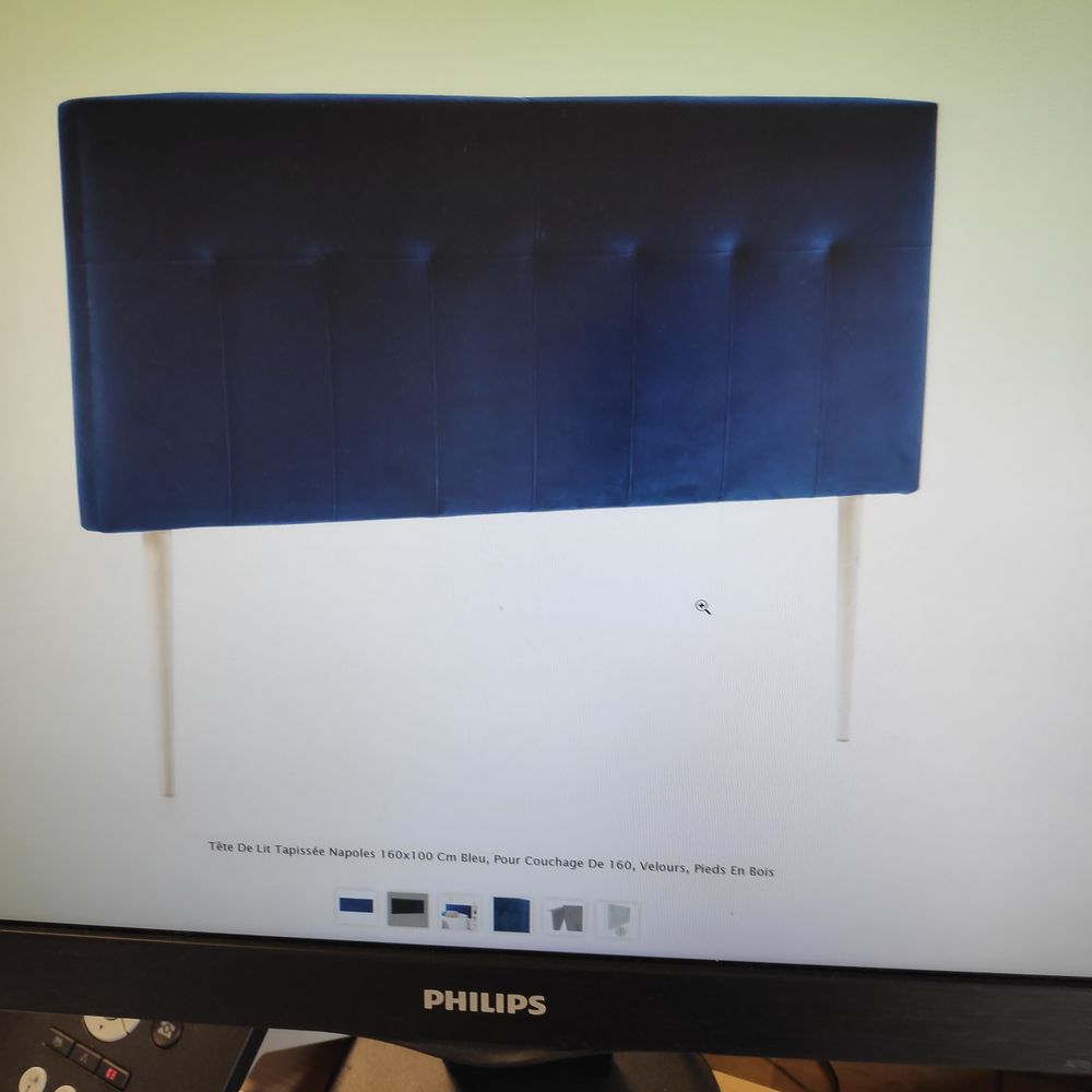 T�te de lit bleue en velours. 145 Orvilliers (78)