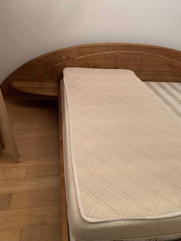 T�te de lit et encadrement en ch�ne massif 1300 Saint-Maximin (60)