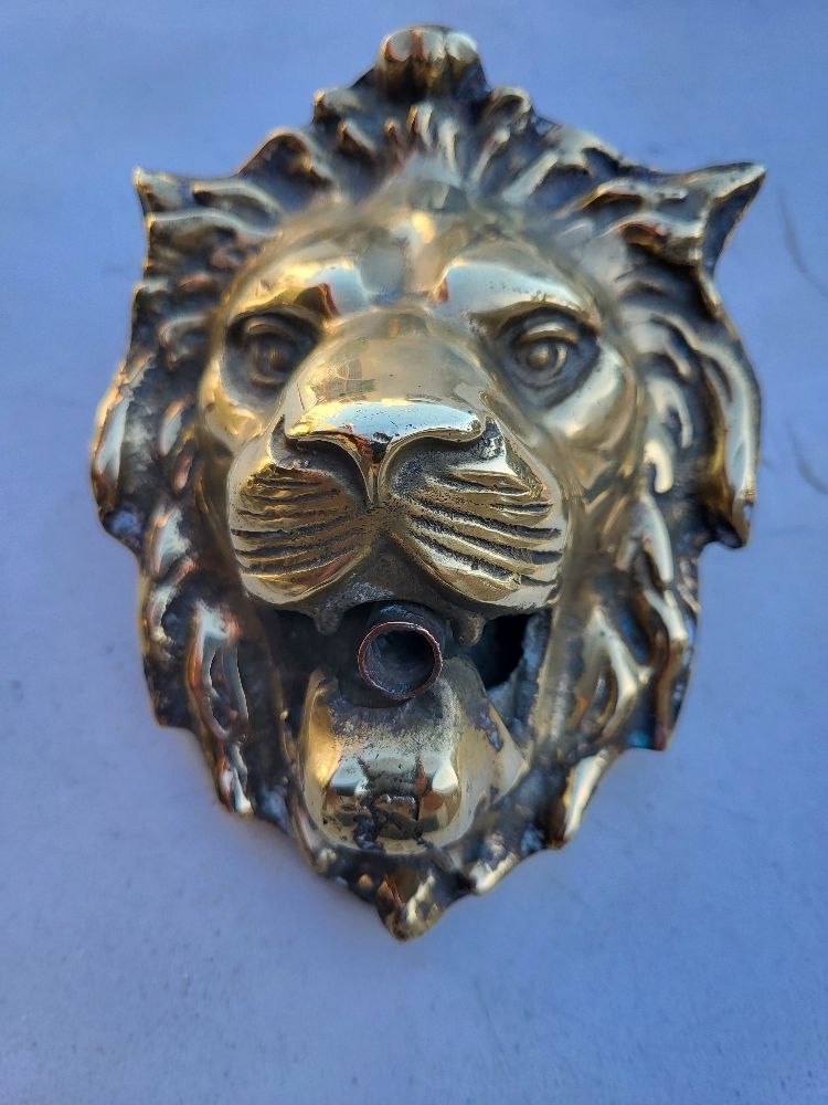 tête de lion de fontaine en bronze ancien 100 La Farlède (83)