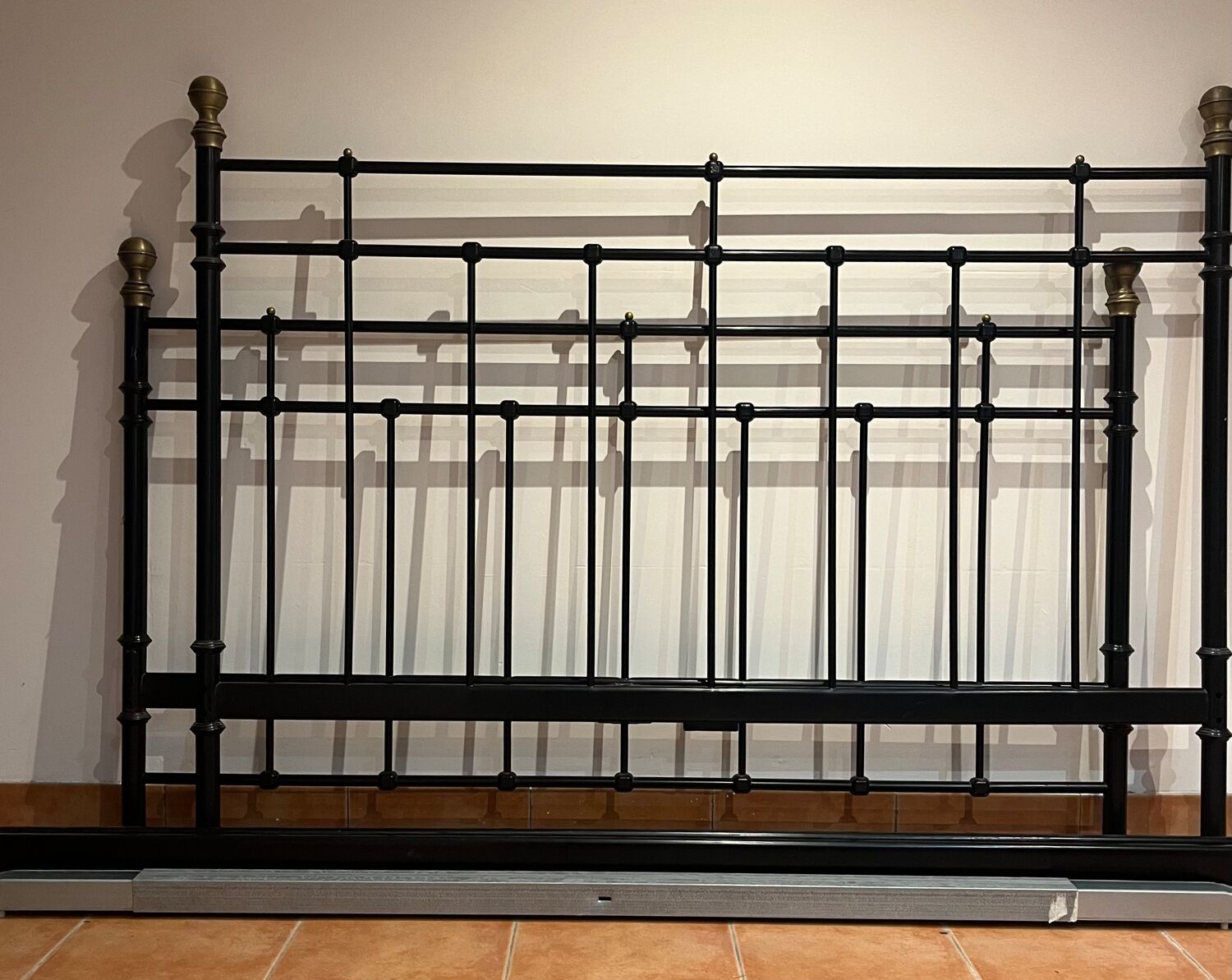 T�te de lit m�tal noir et laiton 50 Vaux-le-P�nil (77)