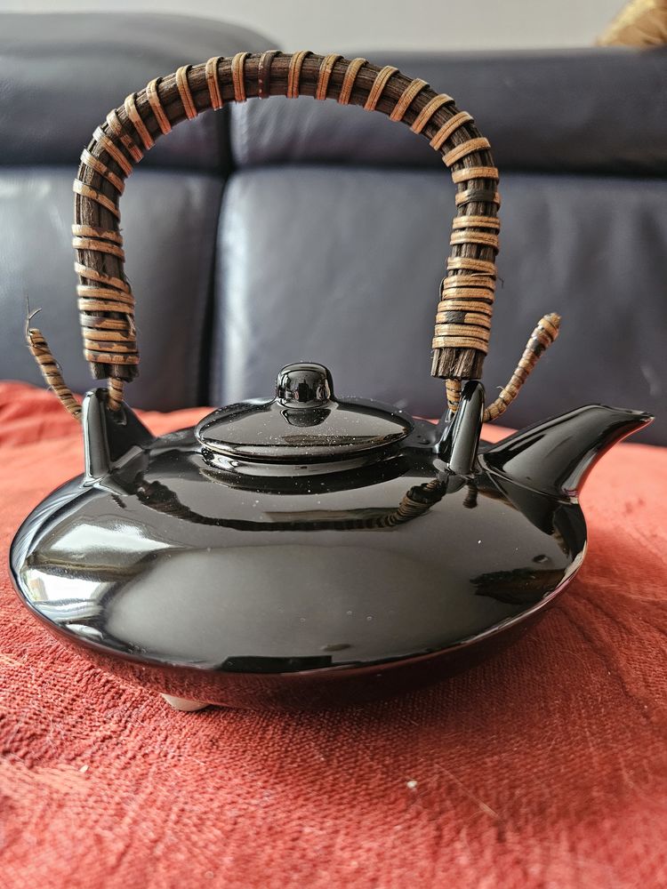 Th�i�re japonaise Osaka en c�ramique noire �maill�e 45 Asni�res-sur-Seine (92)