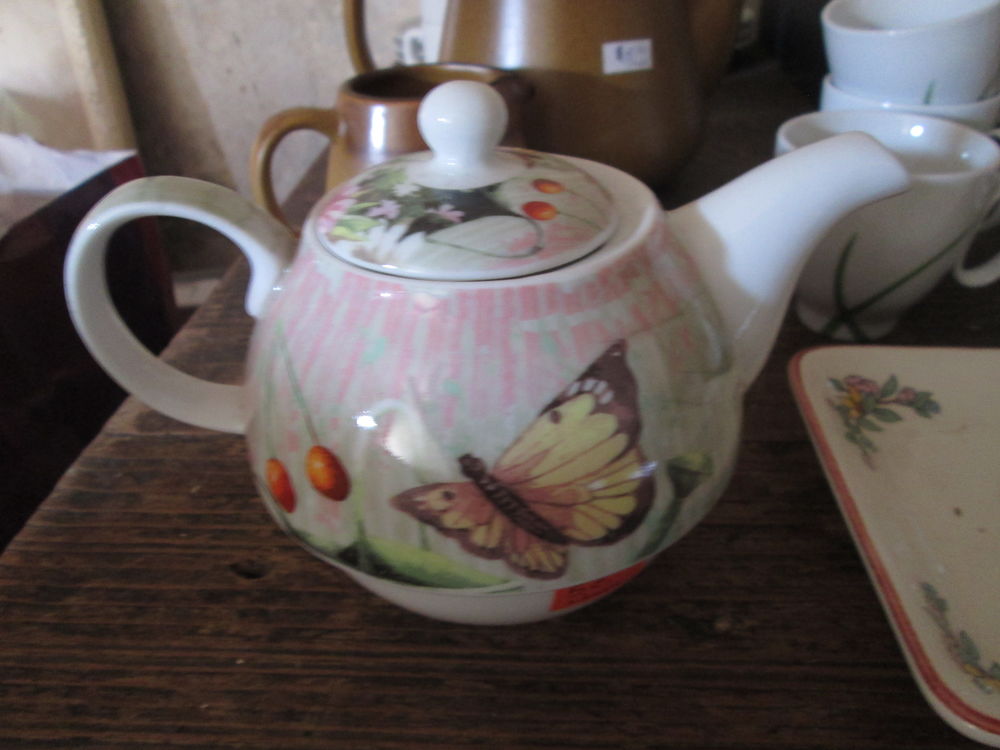 Th�i�re neuve en fa�ence blanche papillons et cerises 5 Herblay (95)