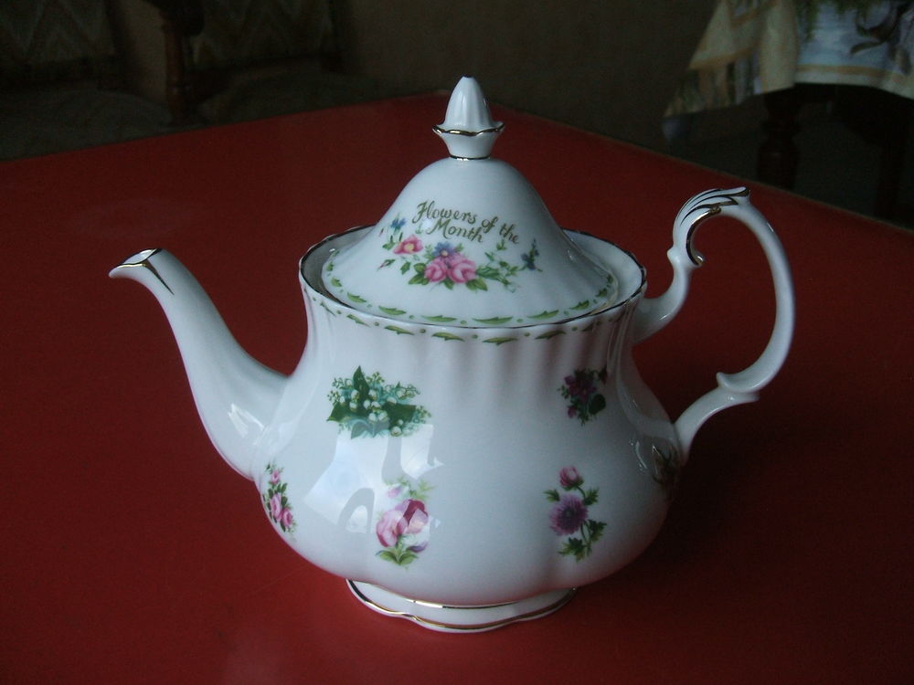 Th�i�re porcelaine Anglaise de Royal Albert fleur des mois 270 Le Taillan-M�doc (33)