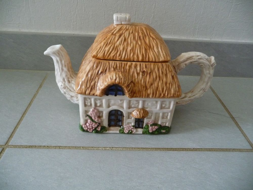 Th�i�re repr�sentant une jolie chaumi�re 20 Celles-sur-Belle (79)