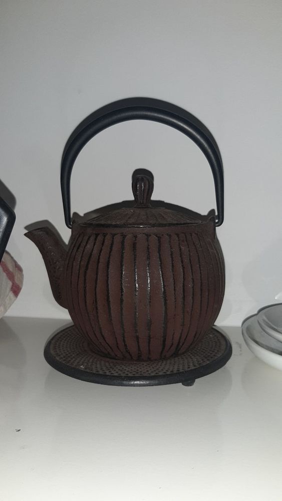 Th�i�re et sous plat japonais en fonte noire.
25 Saint-Denis (93)