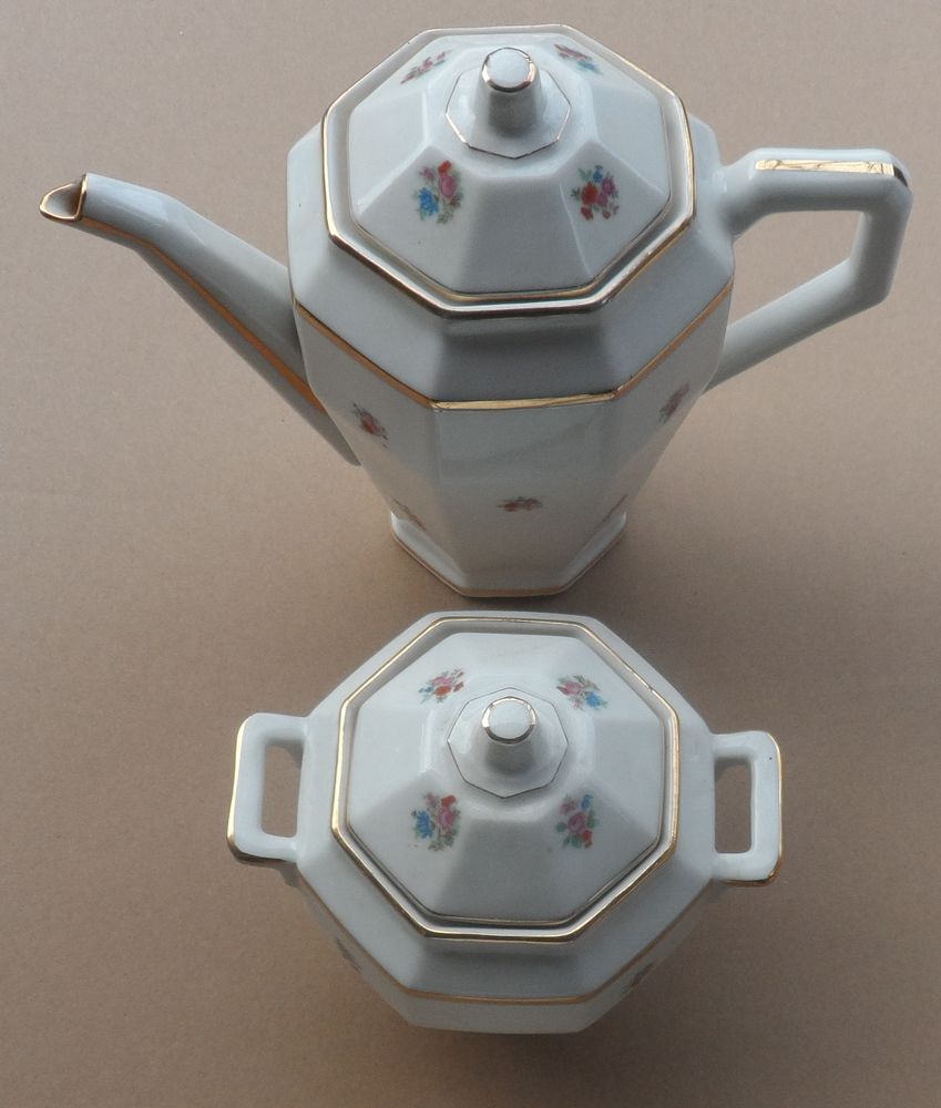 Th�i�re et sucrier porcelaine surlign�e d'un filet d?or fin 12 Castries (34)