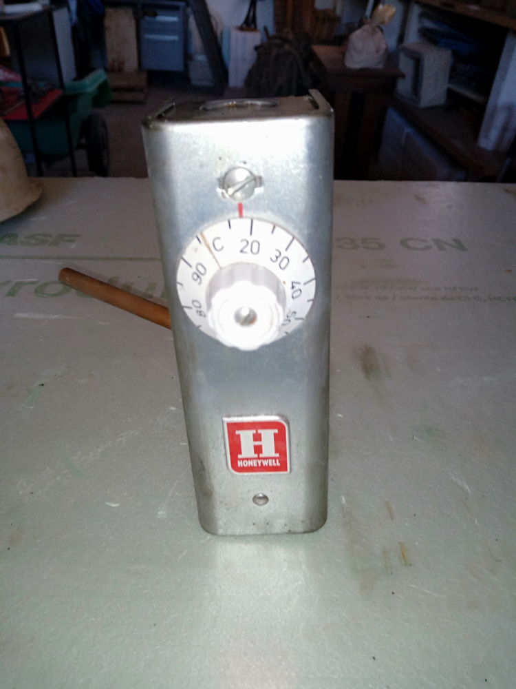 Thermostat d'applique a bulbe marque HONNEWEL 20 Eauze (32)