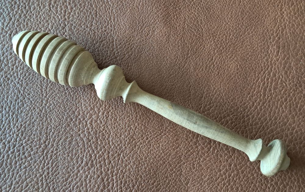 tige � miel en bois tourn� 
17x2,5 cm
neuve 3 Carnon Plage (34)